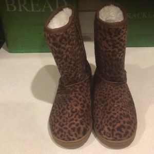 Like new women’s size 6 dawg brand boots